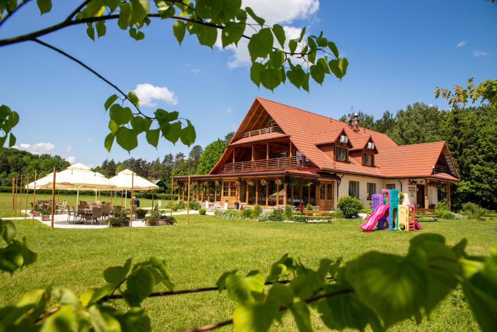 卢布林地区托马舒夫Dworek Dąbrowa的一座大房子,在庭院里设有一个游乐场