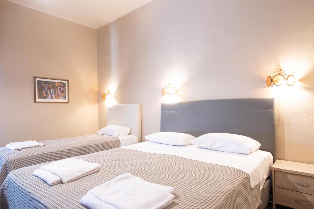 KrinídhesYannis Hotel的配有白色枕头的客房内的两张床