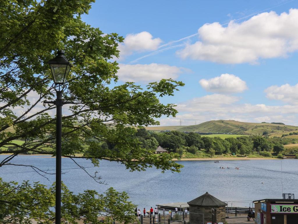 LittleboroughThe Loft at the Lake的街灯享有湖景