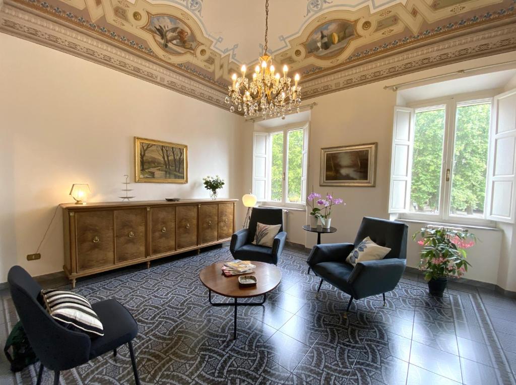 比萨Le Muse的客厅设有格子天花板和桌椅
