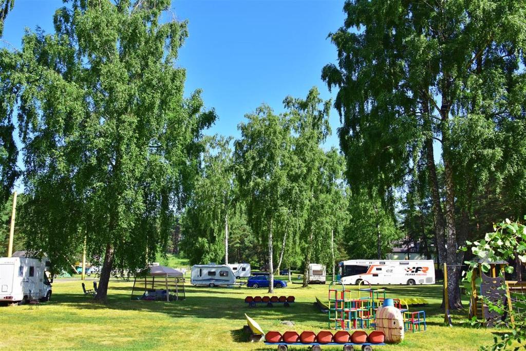 尤尔马拉Camping Vaivari Jūrmala的公园里设有帐篷、游乐场和树木