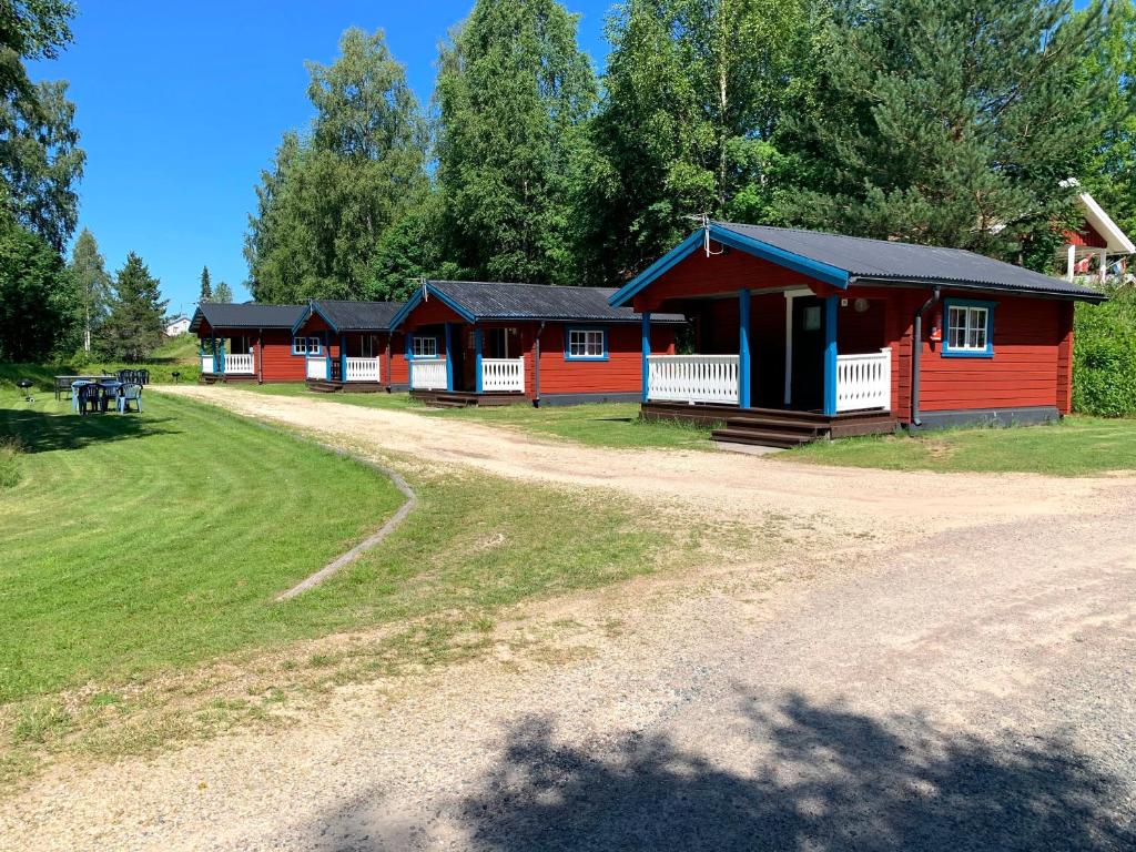 StölletVärnäs Camping的泥路上的一排红色小屋