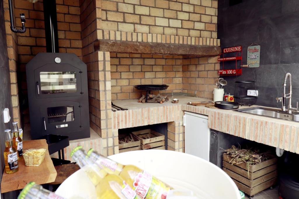 TinajerosMeravella Casa Rural的厨房配有比萨饼烤箱和炉灶。