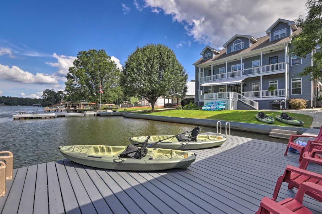 杰克逊Picturesque Abode with Dock on Jackson Lake!的两艘船坐在房子前面的码头上