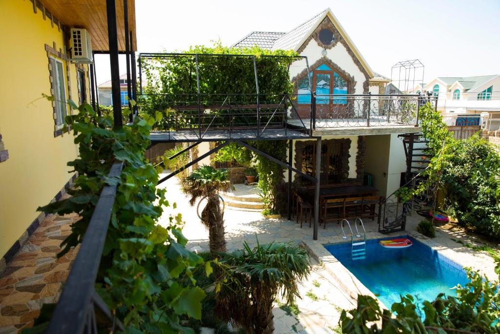 SangachalBaku "Black Mountain" Guest House的带阳台和游泳池的度假屋