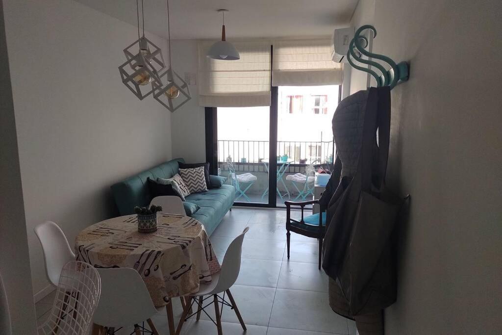 罗萨里奥departamento céntrico relax的客厅配有桌子和沙发