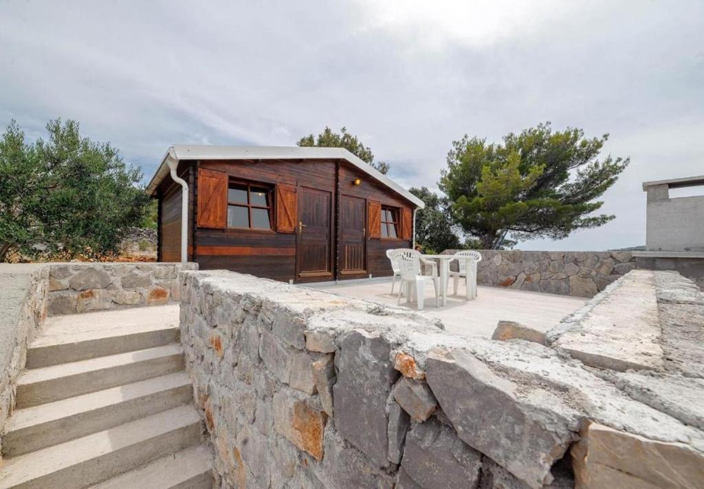 日列岛Holiday home Dusko - robinson的石墙后面的小木屋