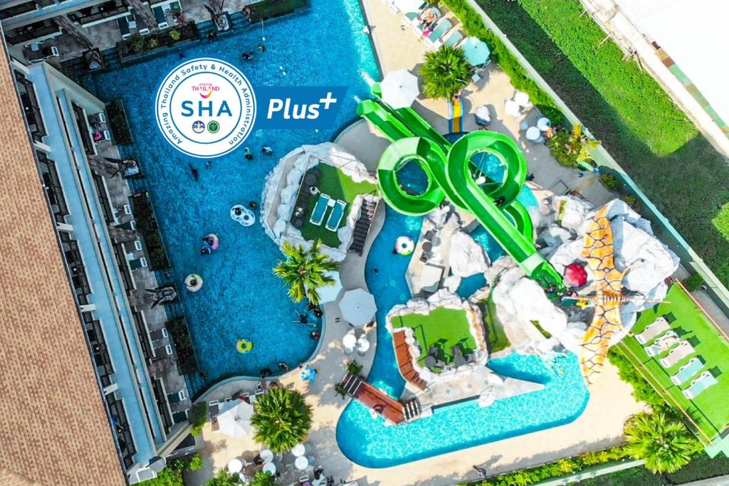 奥南海滩Ananta Burin Resort - SHA Extra Plus的享有水上公园游泳池的顶部景致