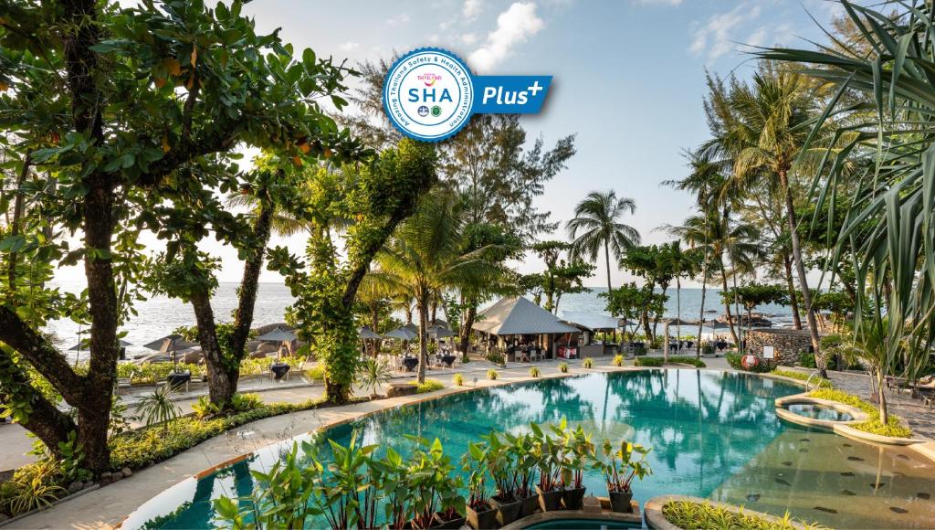 蔻立Moracea by Khao Lak Resort - SHA Extra Plus的度假村游泳池的图片