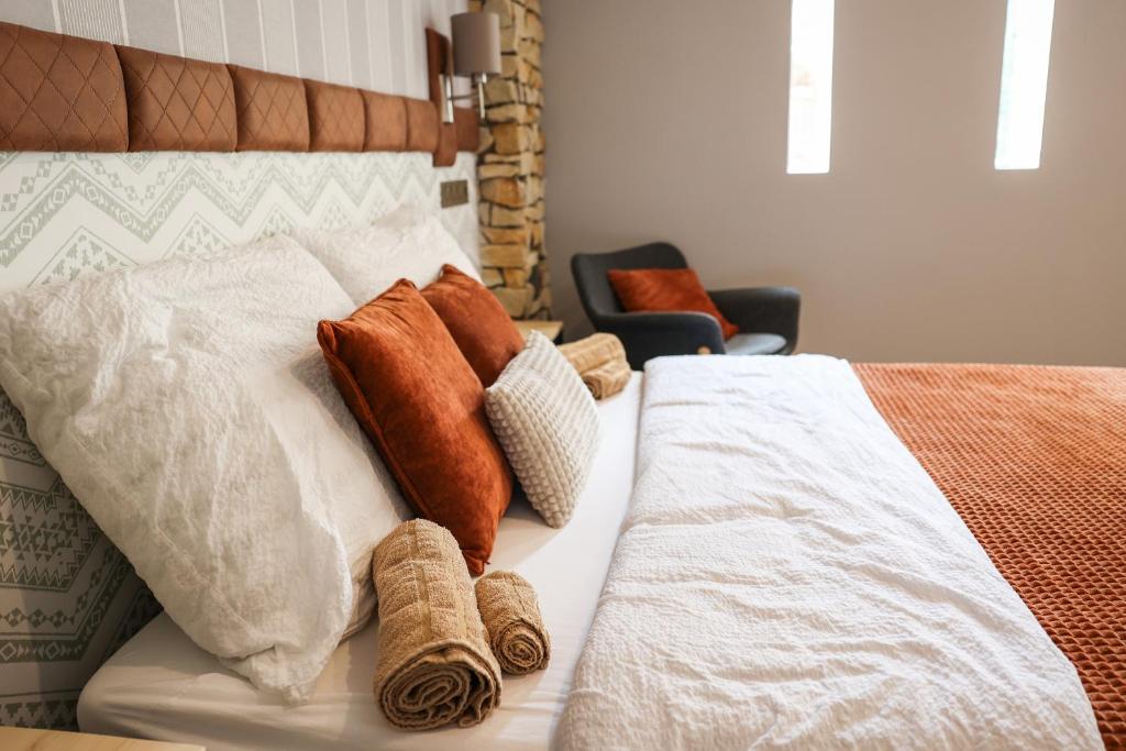 贝凯什圣安德拉什Kis Veréb Vendégház的一张配有棕色和白色枕头的床