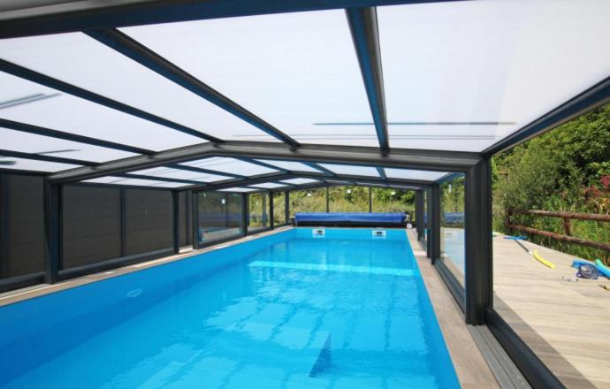 MarchésieuxGîte De L'Etot Fossey的一个带开放式屋顶的大型游泳池
