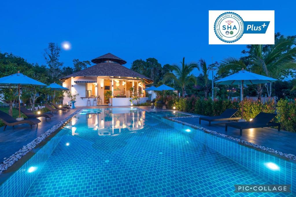 奥南海滩Aonang Eco Villa - SHA Extra Plus的夜间在度假村的游泳池