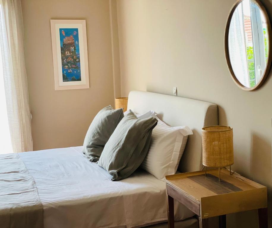 扎哈罗Rex Hotel - Bebeka's的一间卧室配有带枕头和镜子的床
