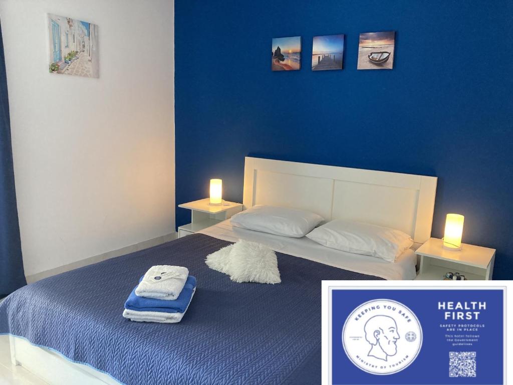 马科普隆Galotel Agnoudas near the airport的一间卧室配有一张蓝色墙壁的床