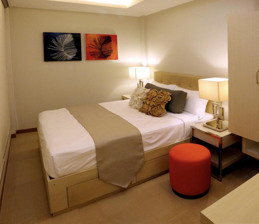 安吉利斯KLM Condotel的一间卧室,卧室内配有一张大床