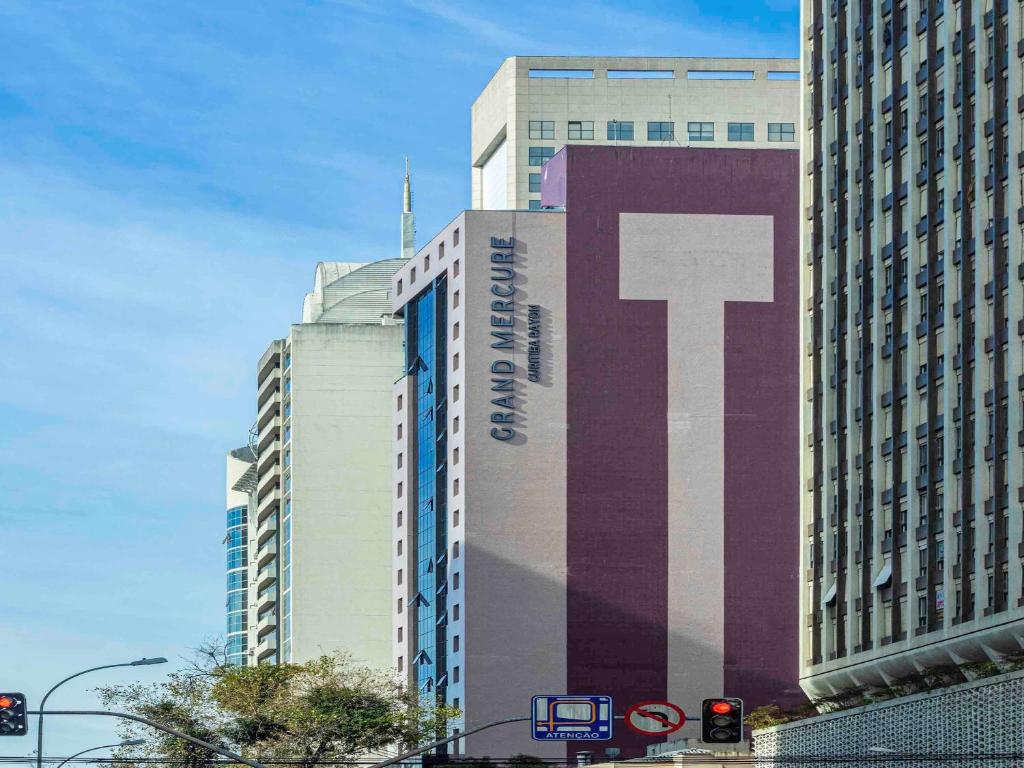 库里提巴Grand Mercure Curitiba Rayon的一座大建筑,上面有大号标志