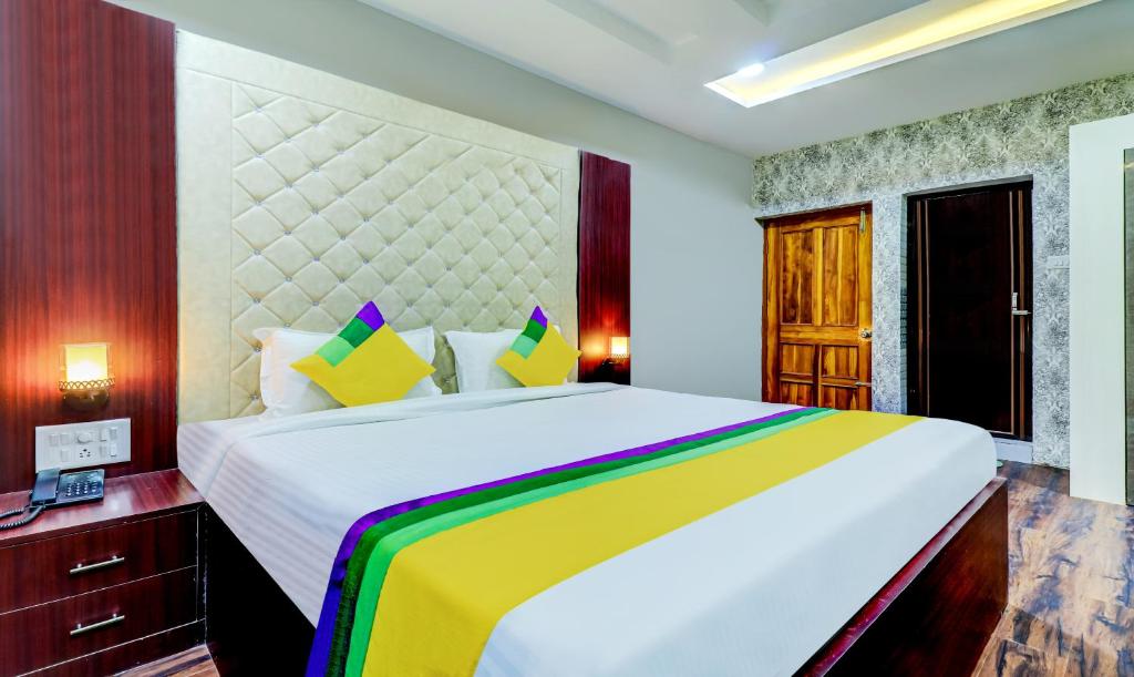 布巴内什瓦尔Itsy By Treebo - Aasma Luxury Villa的卧室设有一张白色大床和一扇窗户。