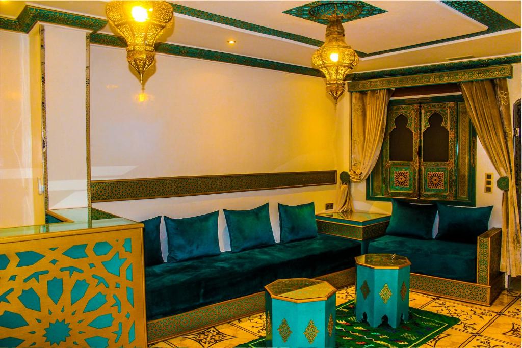 舍夫沙万Riad Azemmat的客厅配有沙发和桌子