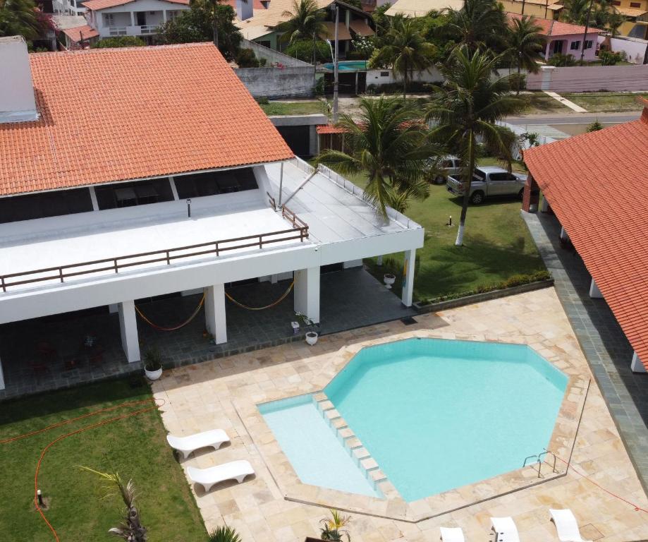 卡姆布库Pousada Kite Da Mary Cumbuco的享有带游泳池的度假村的空中景致