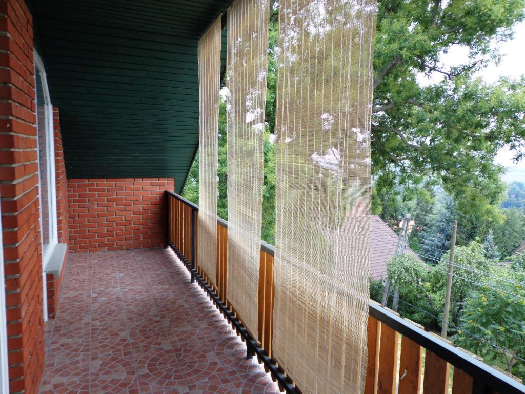 福纽德Traumblick Appartement am Balaton的建筑一侧的阳台设有围栏