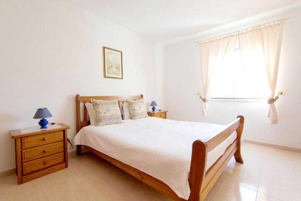 米尔芳提斯城Villa - Duna Parque Group的白色的卧室设有床和窗户