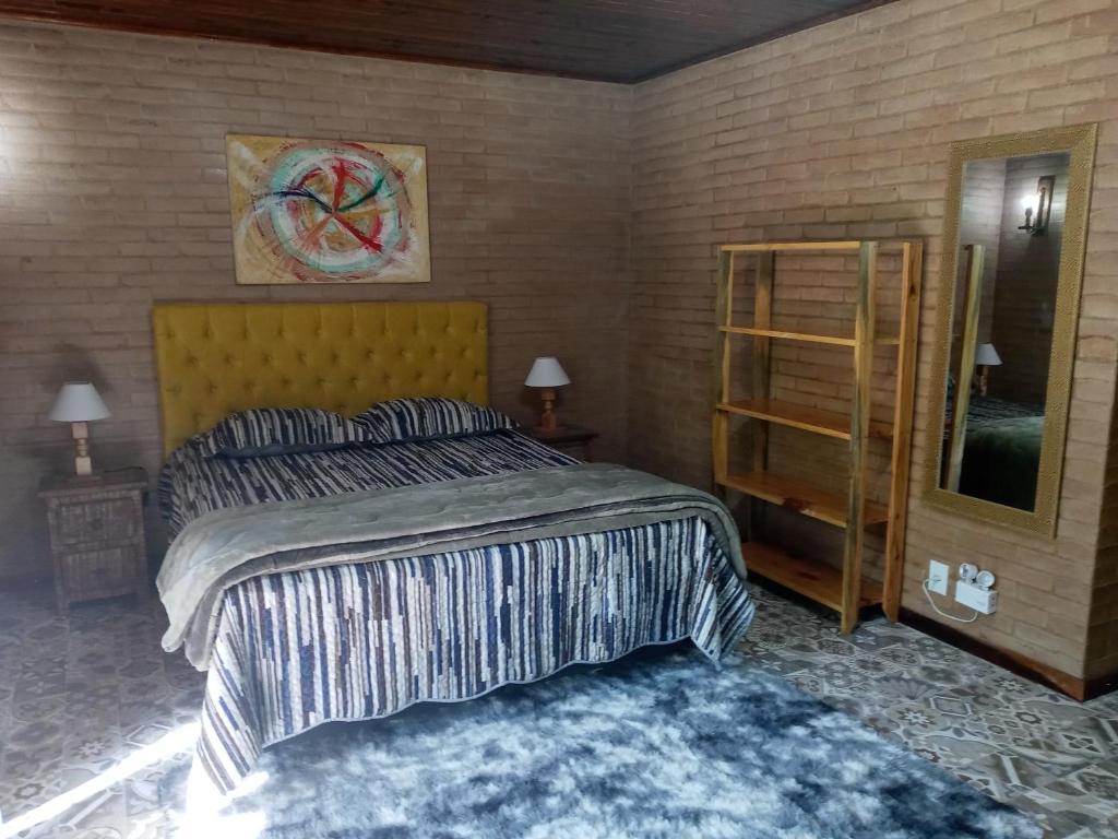 卢米亚Casa do Rio - Lumiar的一间卧室配有一张特大号床和一面镜子