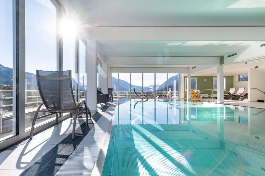 利恩茨沃吉内尔特劳贝酒店的享有大楼景致的游泳池