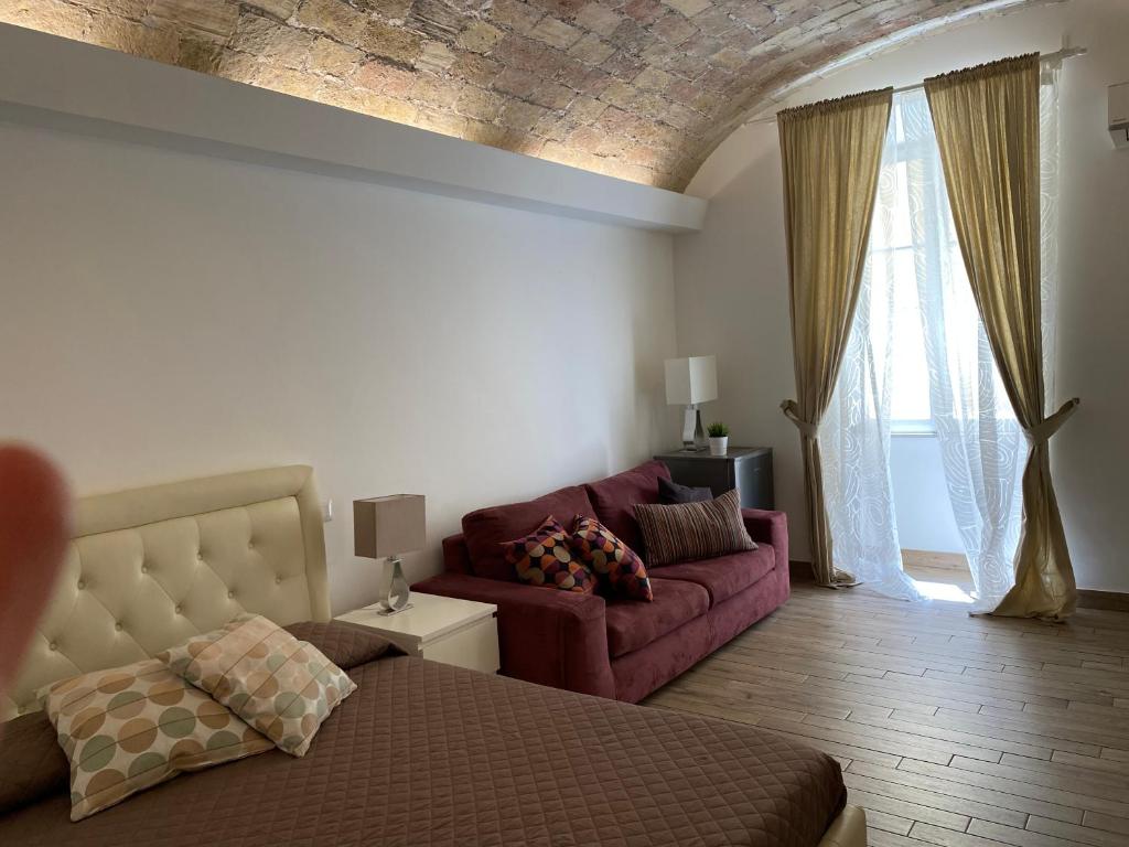 罗马Campani Luxury Flat的客厅配有床和沙发