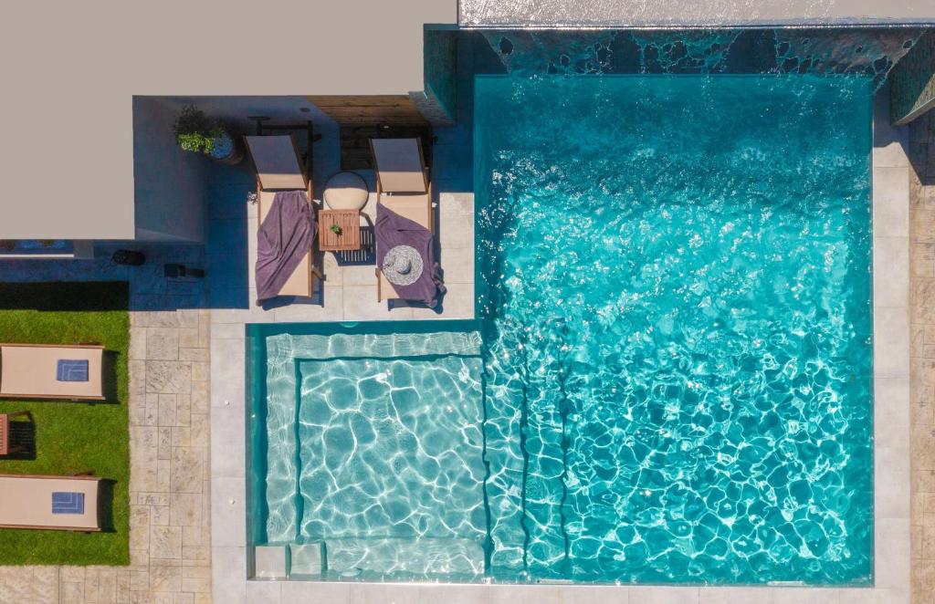 阿里克斯Rua Mat Villas的享有带度假村的游泳池的空中景致