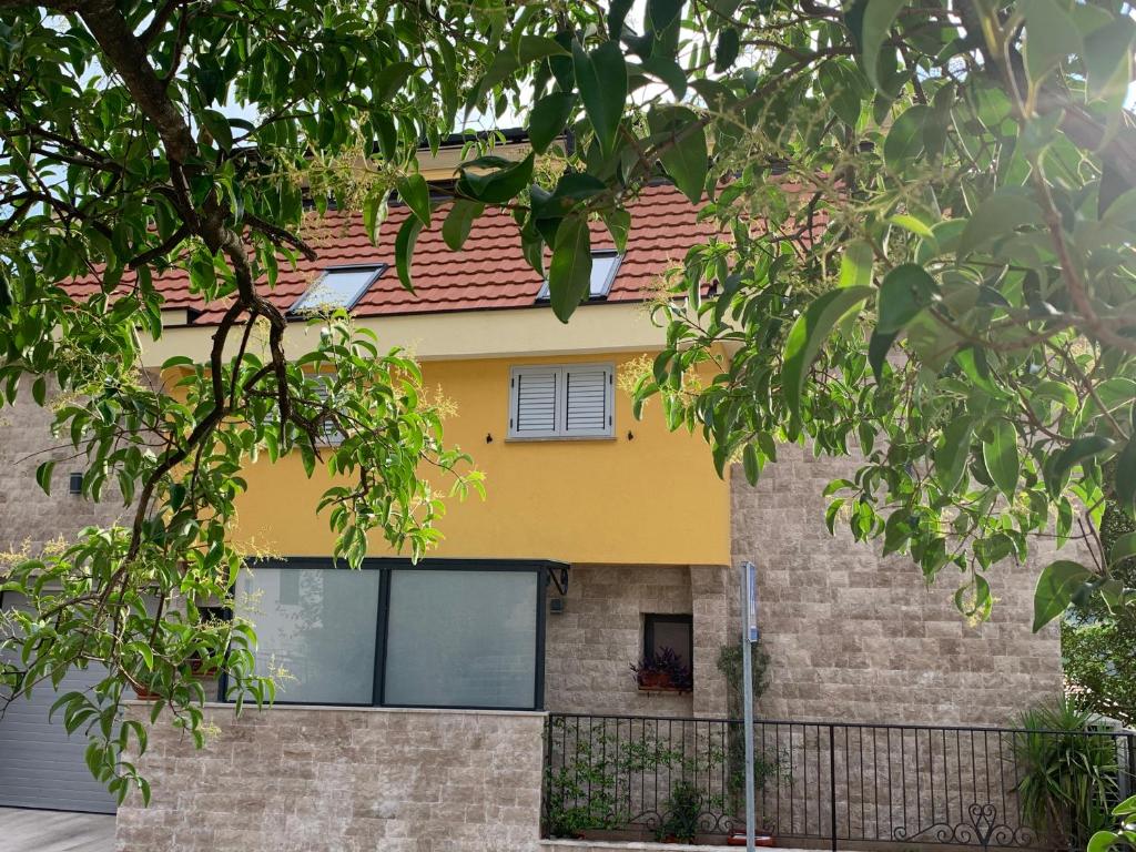 科托尔Villa Lili的黄色的房屋,有红色的屋顶