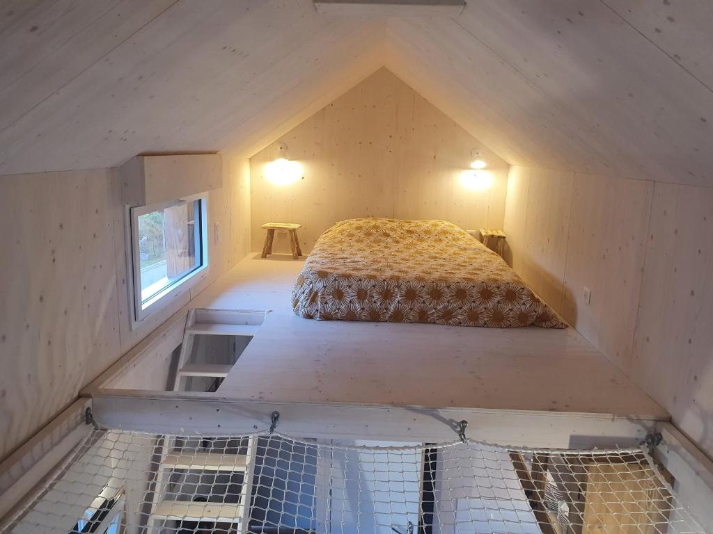 昂热TINY HOUSE Cosy 1 - Angers Green Lodge的一间小卧室,小房子里配有一张床