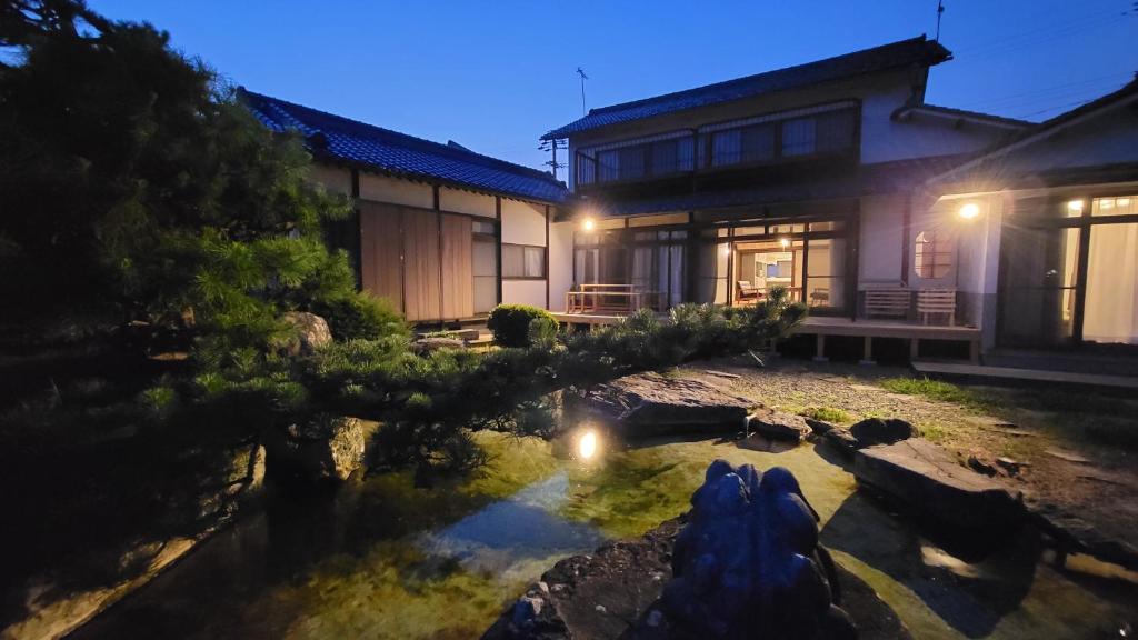 Kurita1日1組限定 プライベート空間 古民家貸切コテージとけい的前面有池塘的房子