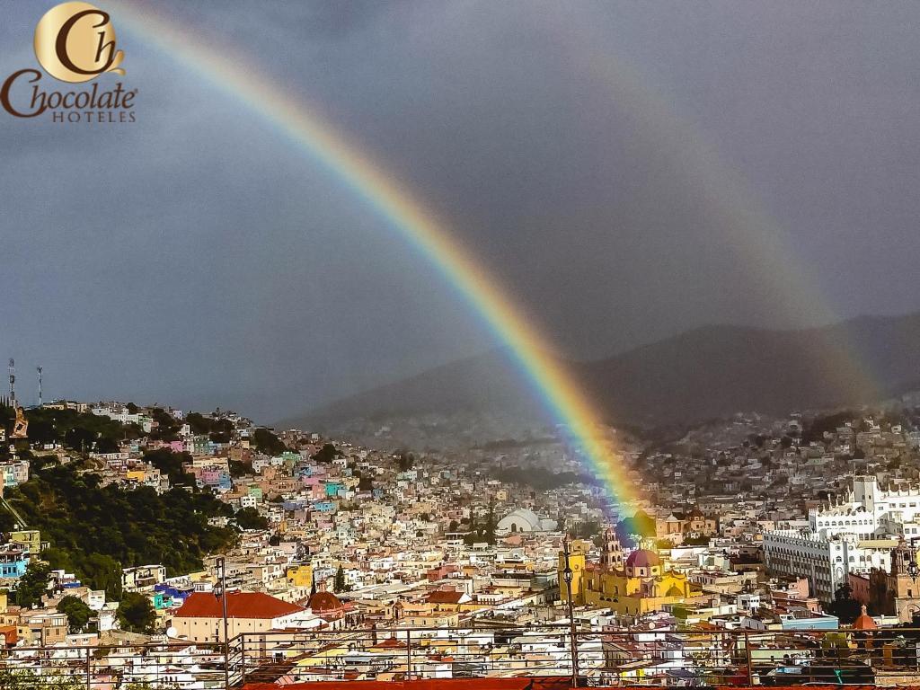 瓜纳华托巧克力套房公寓式酒店的城市上空的彩虹