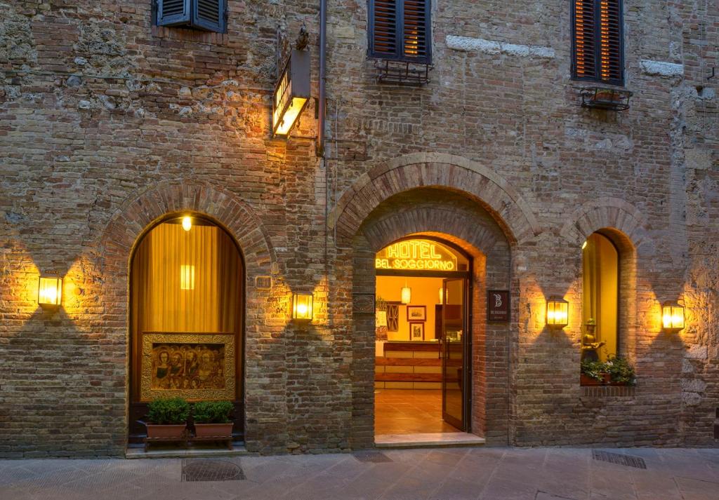 圣吉米纳诺美丽生活酒店的拥有两个拱门的砖砌建筑的入口