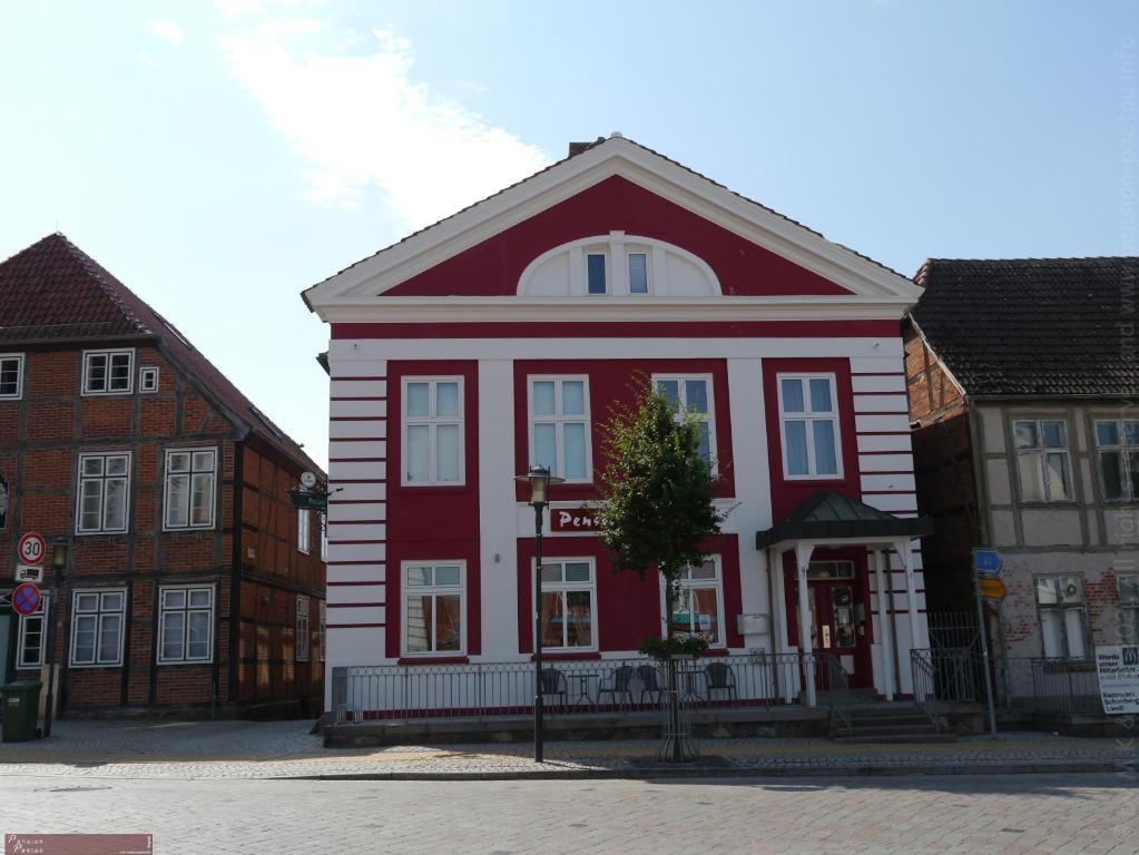 Schönberg帕松佩奥酒店的街上的一座红白色建筑