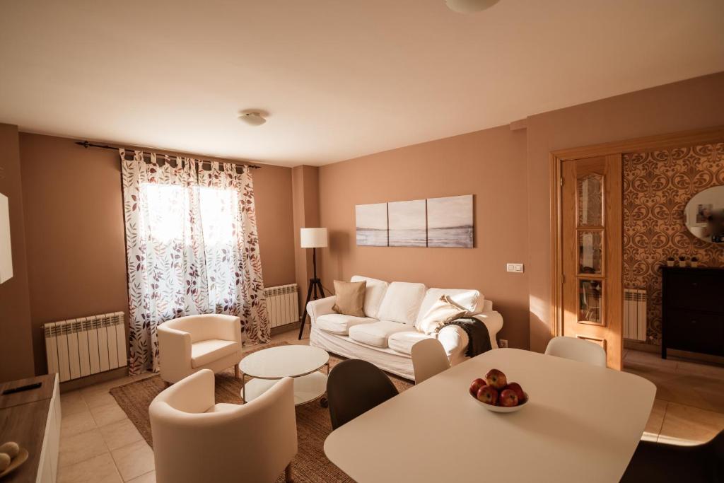 埃尔巴科-德阿维拉Apartamento Tremedal的客厅配有沙发和桌椅