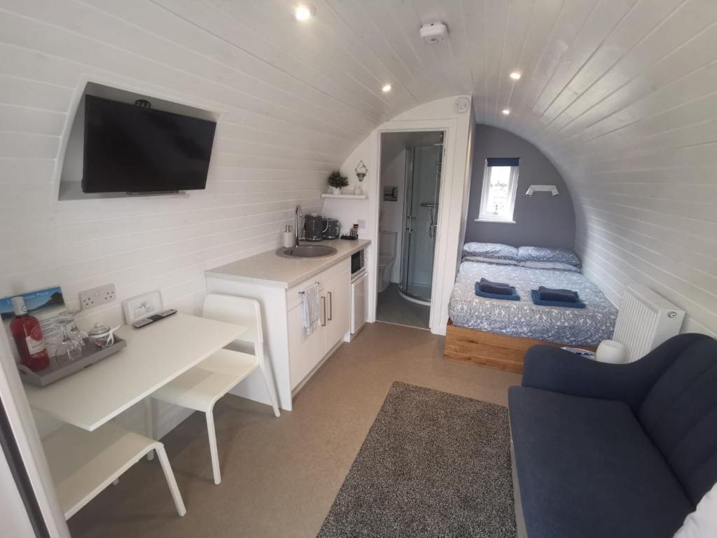奥古斯都堡Loch Ness Pods的一个小房间,配有一张床和一个盥洗盆