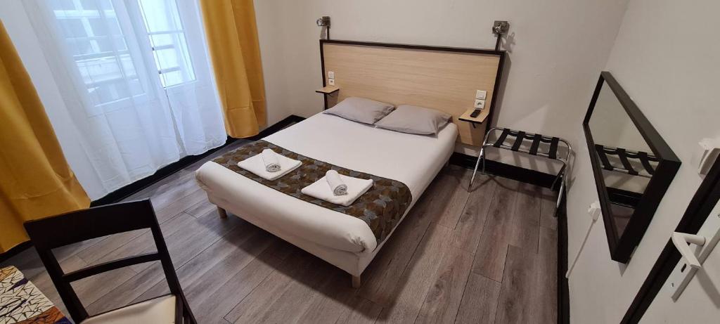 南特雷诺瓦酒店的一间卧室配有一张带两个枕头的床