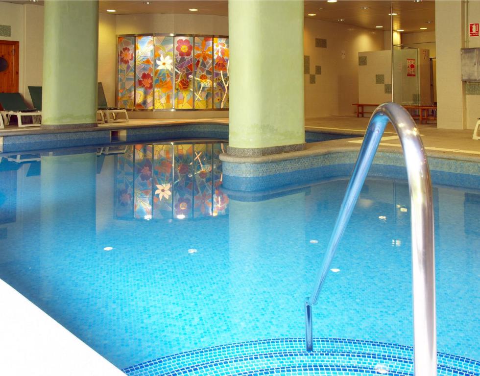 恩坎普纪莲酒店及Spa中心的游泳池,游泳池