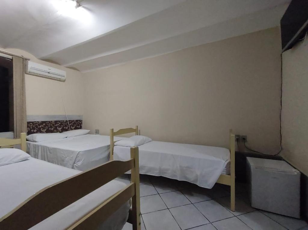 圣安娜-利弗拉门图Hotel Castelo的一间医院房间,设有两张床