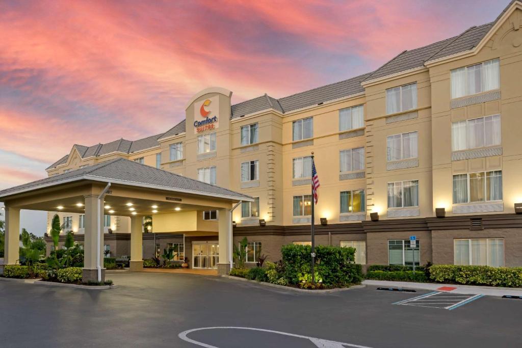 奥兰多Comfort Suites Near Universal Orlando Resort的停车场酒店 ⁇ 染