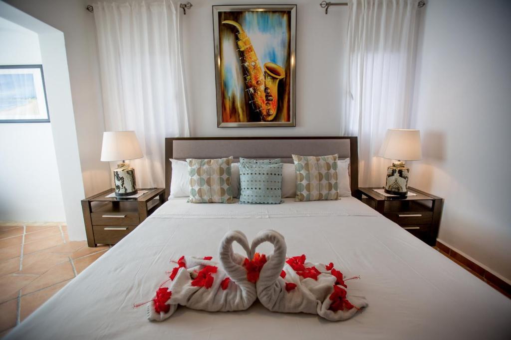 蓬塔卡纳Rolando share apart的一间有两只天鹅的卧室,看起来像心脏