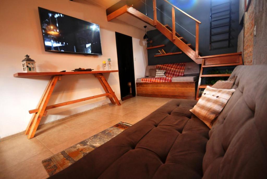 楚伊Pura vida的带沙发和电视的客厅以及楼梯。
