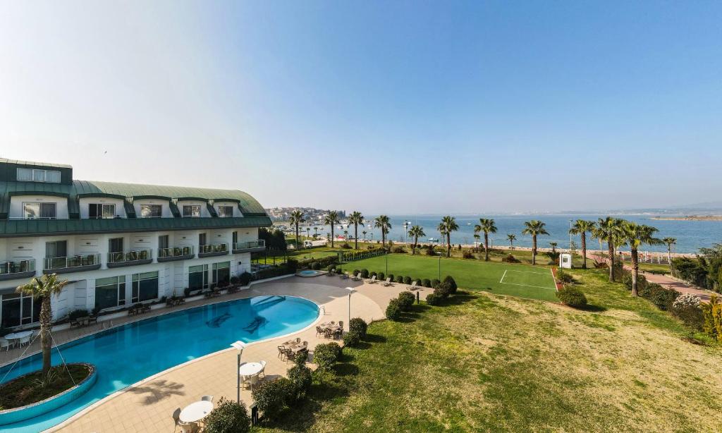 盖布泽亚洲赫格萨贡海洋酒店的享有度假村的空中景致,设有游泳池和棕榈树