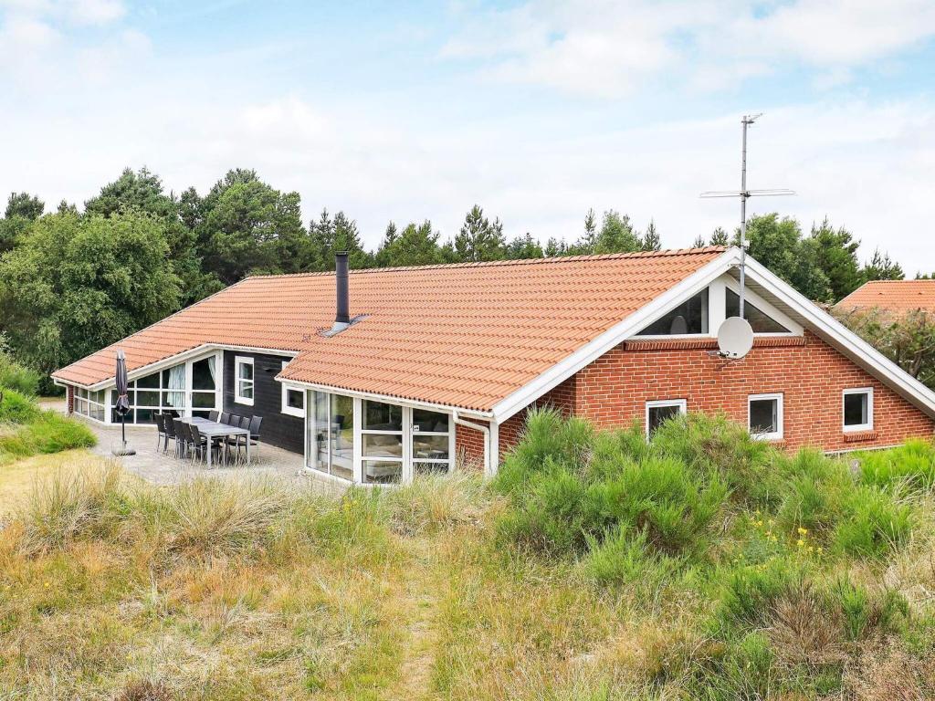 布拉万德12 person holiday home in Bl vand的红砖房子,有红色屋顶