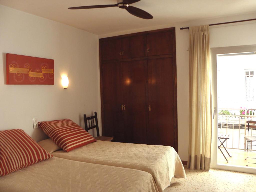 莱斯卡拉Pensió Vista Alegre的一间卧室配有一张床和吊扇