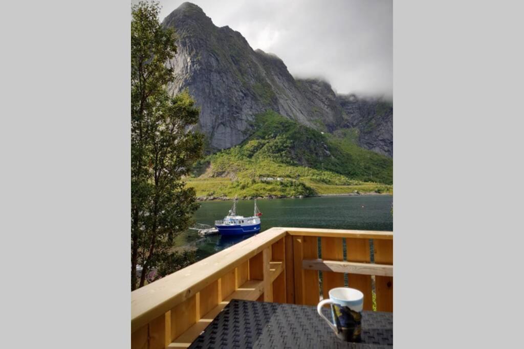 雷讷Cozy House By The Fjord In The Heart Of Lofoten的享有水中船只景致的阳台