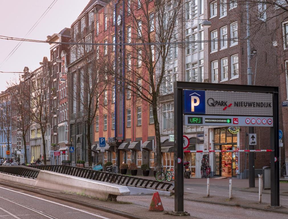 阿姆斯特丹韦斯特考得酒店的一条城市街道,有高高的建筑和停车标志