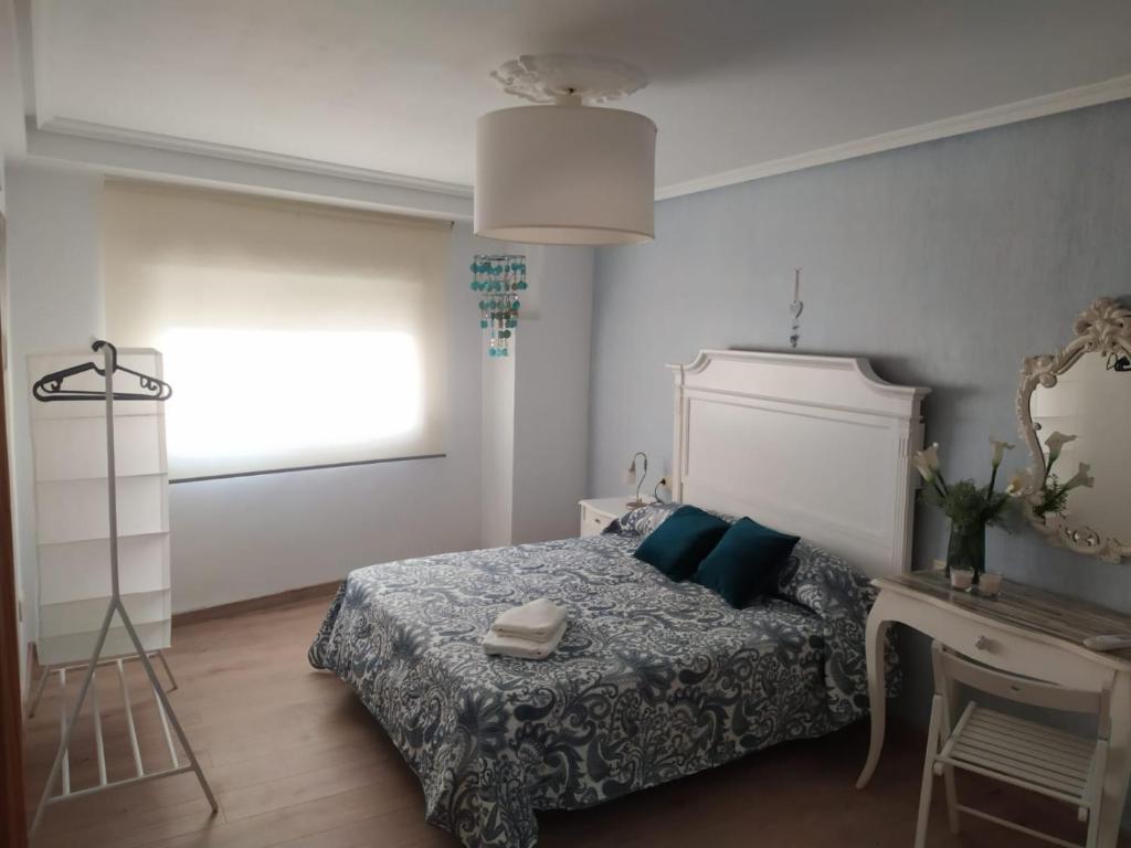 曼萨纳雷斯CENTRO HISTORICO的一间卧室配有一张床、一张书桌和一个窗户。