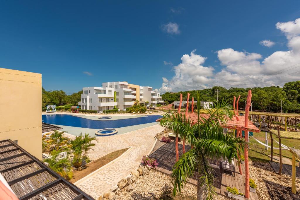 卡塔赫纳Santo Manglar Cartagena Life Wellness Spa Hotel的一个带游乐场和游泳池的度假村